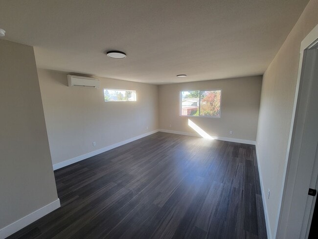 Building Photo - Modern 3 bedroom townhouse