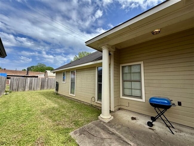 Building Photo - For Lease in Gated Cypress Place! Like-New...