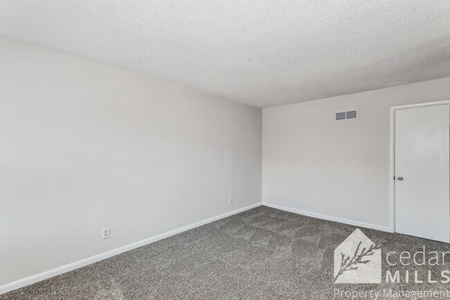 Building Photo - Remodeled Duplex Conveniently Located Near WSU! Section 8!