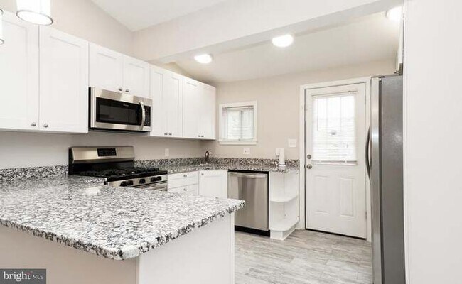 Building Photo - 2409 E Cold Spring Ln