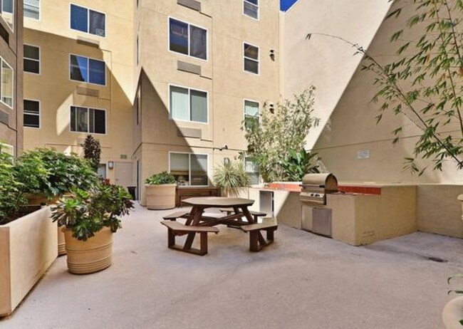 Building Photo - 1435 India St