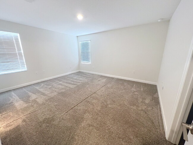 Building Photo - Spacious three-bedroom, two and a half bath home in Moss Park!