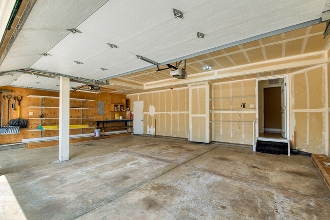 Building Photo - Beautiful home with 5 bedrooms, 3 1/2 bathrooms, 3-car garage available now!
