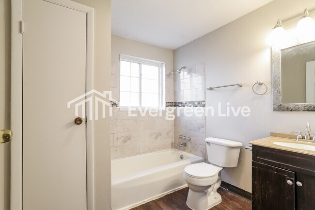 Building Photo - 3411 Quaker Rd