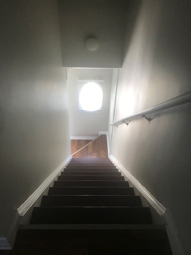 Building Photo - 3 Bedroom End Unit Townhome!