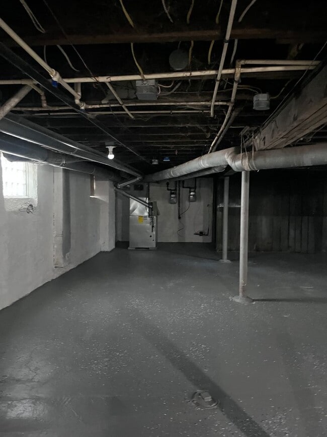 Building Photo - 728 E 93rd St