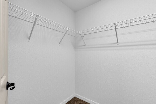 Building Photo - Large 4 Bedroom Rental!