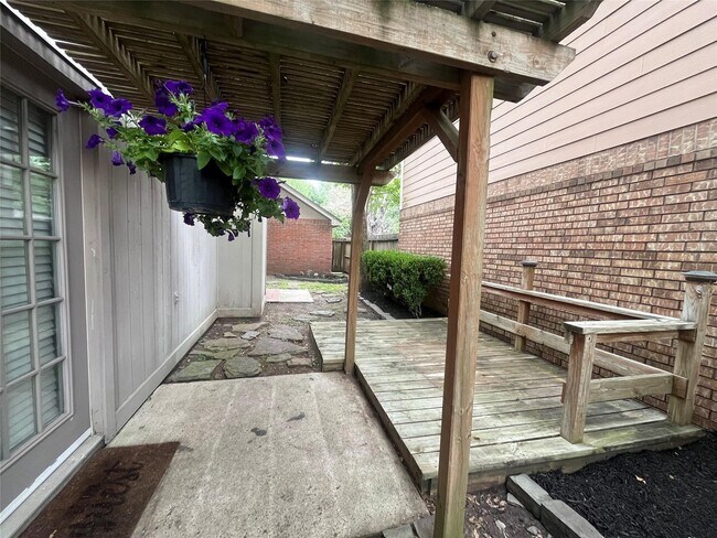 Building Photo - 9602 Top Gallant Ct