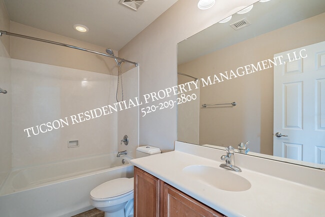 Building Photo - 6012 S Meadow Breeze Dr