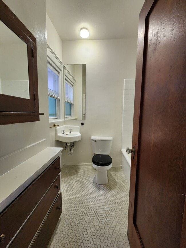 Building Photo - $1000 REBATE Victorian Gem in Golden Hill with garage! Flex Space!!