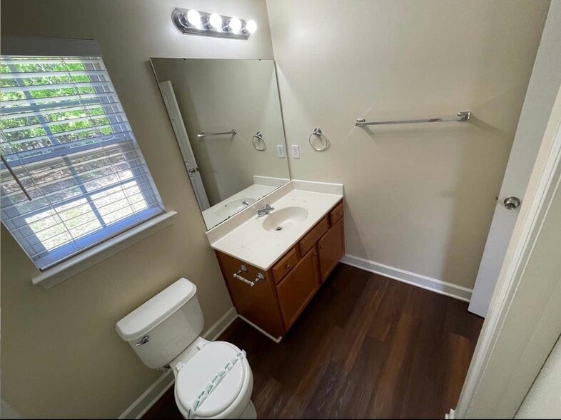 Building Photo - 974 Ramsgate Dr SW