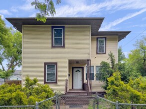 Building Photo - 1418 N Oliver Ave