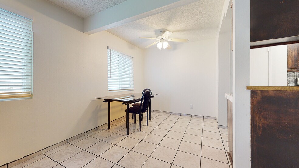 Building Photo - 1125 W Calle del Sol