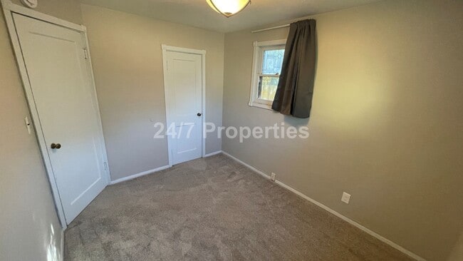 Building Photo - Charming 2 BD | 1 BA Home w/ Large Backyar...