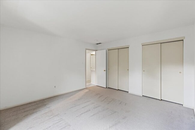 Building Photo - 100 Greensward Ln