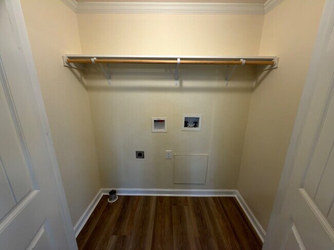 Building Photo - Three bedroom duplex close to Canyon Lake Highschool