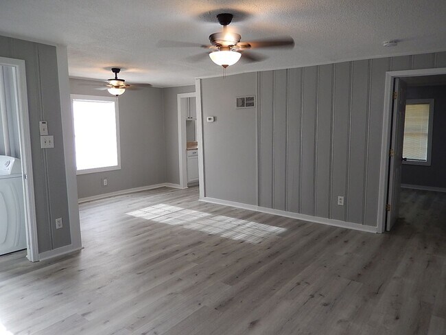 Building Photo - Recently RENOVATED 3/2 w/ Stainless Steel Appliances, Plank Vinyl Throughout, Washer/Dryer, & Lar...