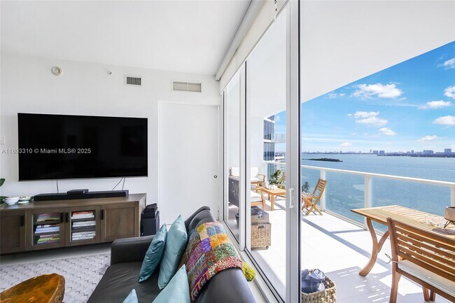 Building Photo - 2020 N Bayshore Dr