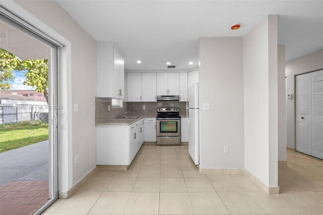 Building Photo - 85 W 24th St