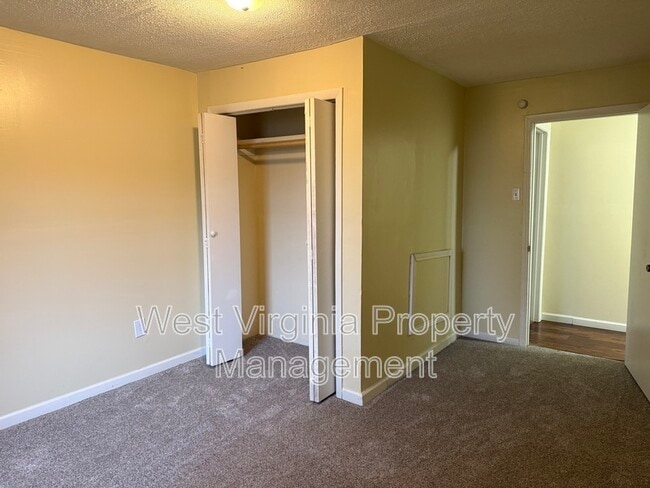 Building Photo - 204 7th St