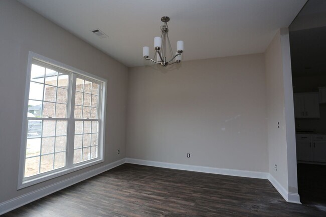 Building Photo - 3 Bedroom Brick House in SEB School District Available NOW