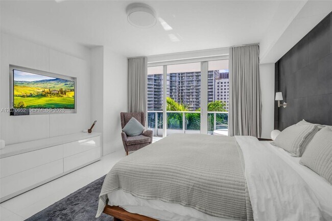 Building Photo - 200 Biscayne Blvd Way