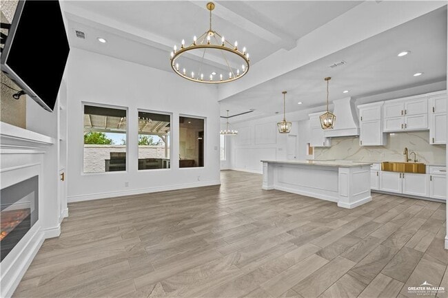 Building Photo - 18 E Roosevelt Ave