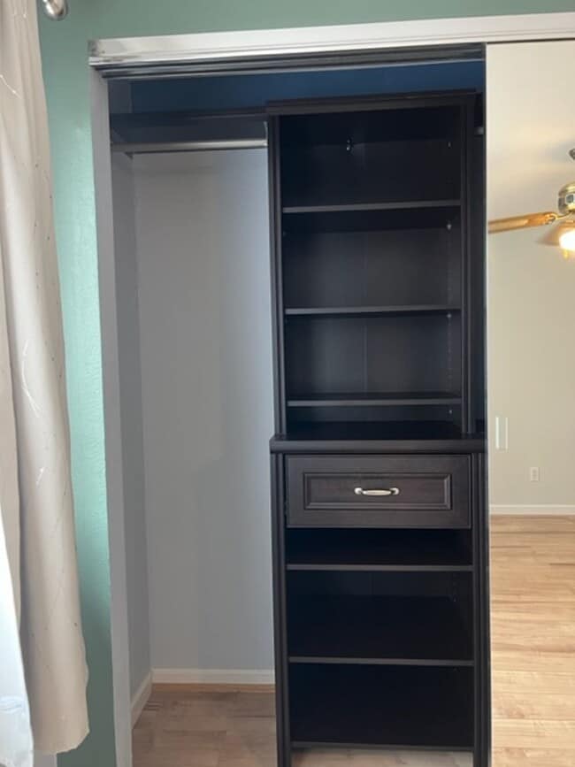 Building Photo - 3BD 2BA 2CAR Garage Townhouse located in L...