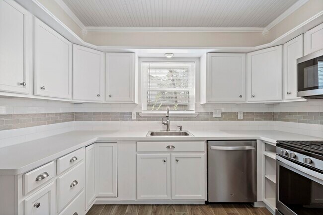 Building Photo - 6302 Hickorycrest Dr