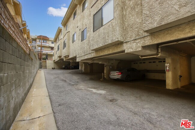 Building Photo - 10214 Samoa Ave