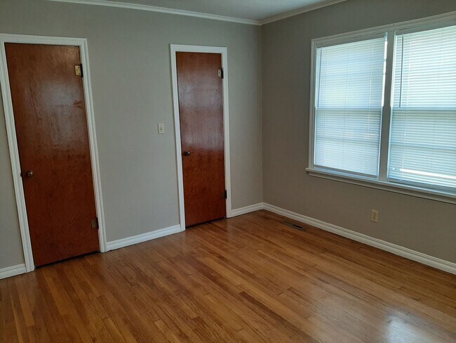 Building Photo - Very cute 2 Bedroom home on a corner lot f...