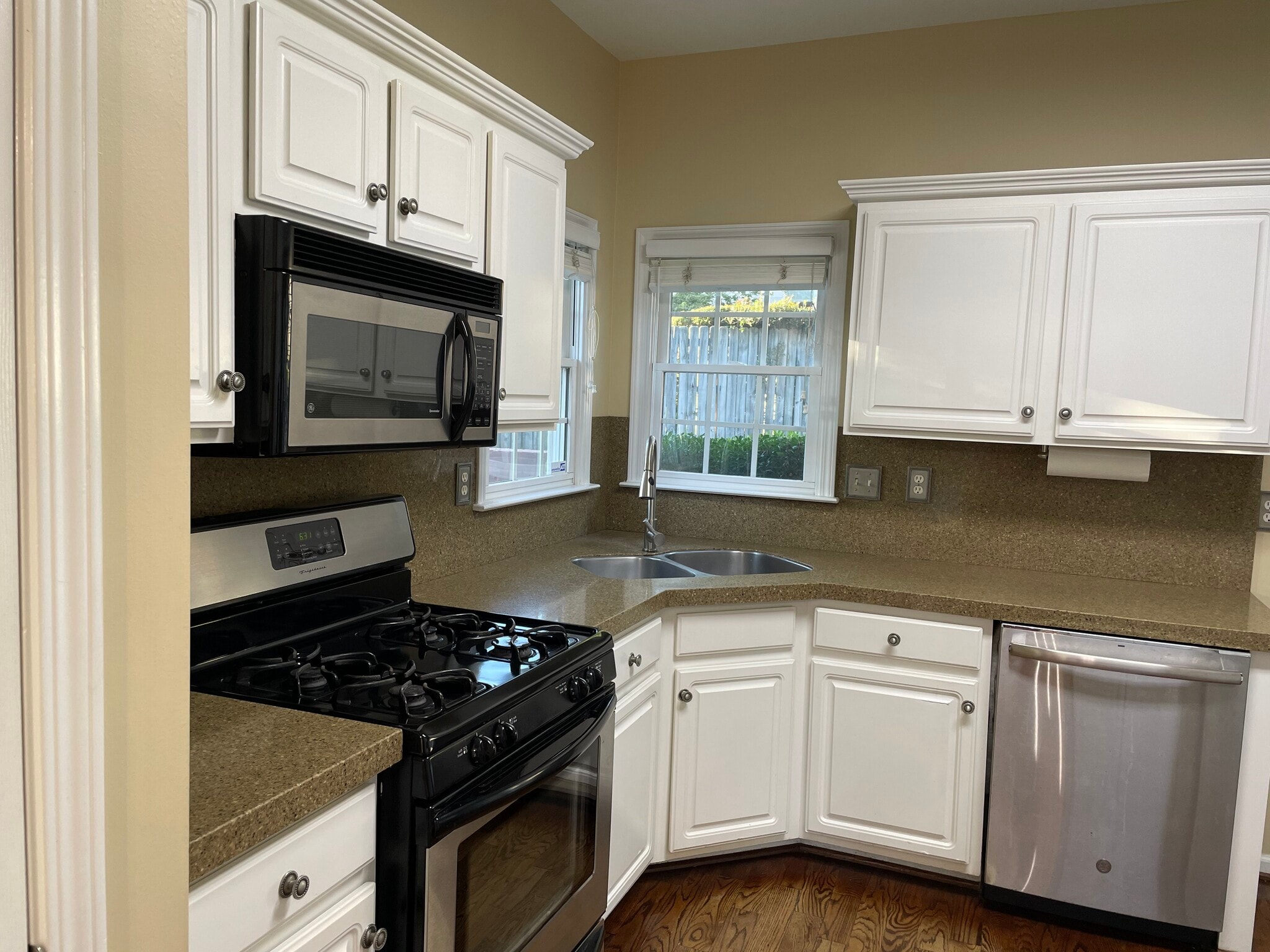 Building Photo - 3746 Summer Rose Dr