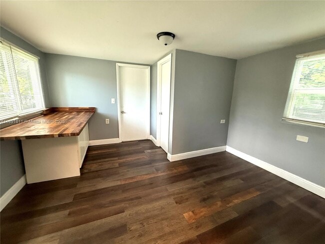 Building Photo - 11305 NE 13th Ave