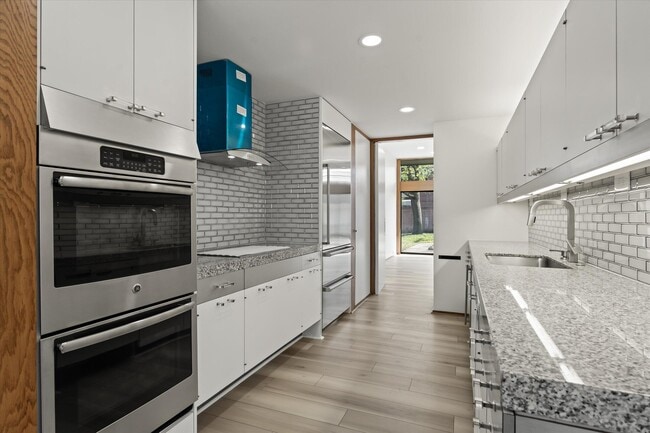 Building Photo - 709 Ann St