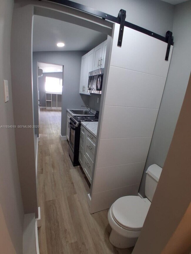 Building Photo - 3052 SW 6th St