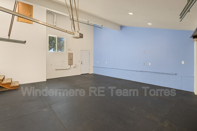 Building Photo - 10837 Bill Point Bluff NE
