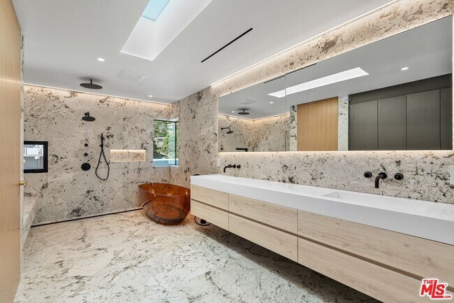 Building Photo - 2501 Banyan Dr