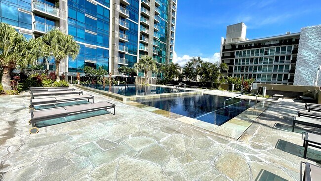 Building Photo - LUXURY DOWNTOWN PENTHOUSE w/ PANORAMIC VIE...