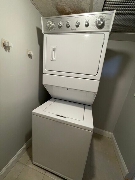 Building Photo - 1850 Beacon St