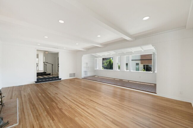 Building Photo - 1685 Sunset Plaza Dr