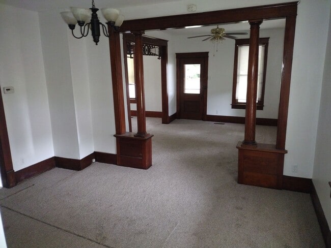 Building Photo - MAIN FLOOR LARGE APARTMENT