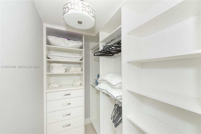 Building Photo - 1300 Brickell Bay Dr