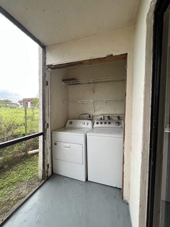 Building Photo - 842 NE 209th St