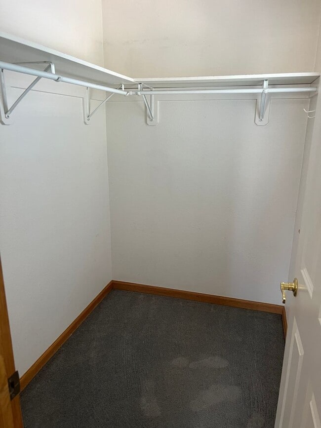 Building Photo - AVAILABLE NOW - BEAUTIFUL 6 bedroom home F...