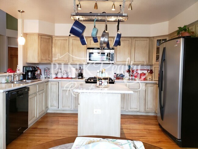 Building Photo - Gorgeous 5 Bedroom Home in D20!