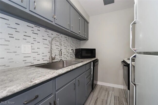 Kitchen - 14567 Madison Ave