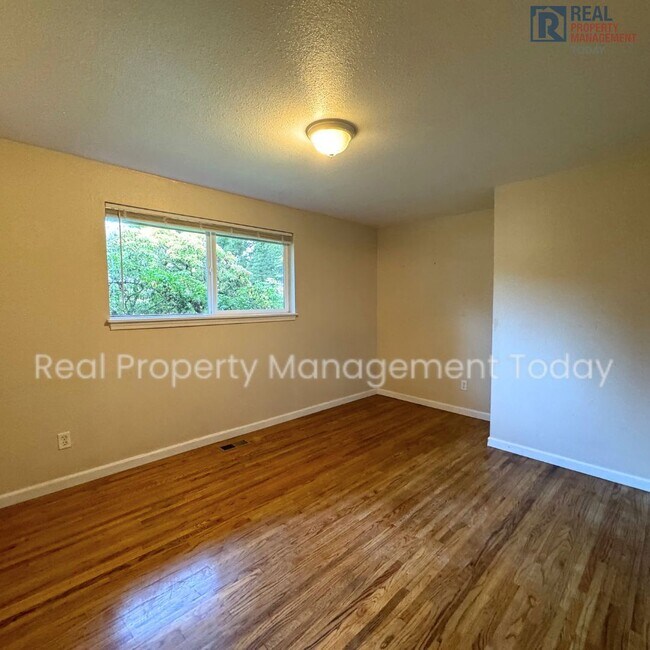Building Photo - Spacious 5 Bedroom! Move In Ready!