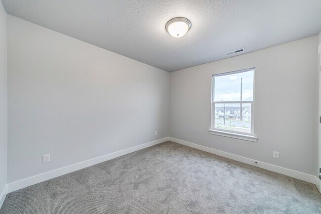 Building Photo - 16422 S Bull Spgs Ln