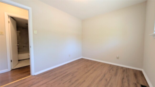 Building Photo - 3356 Clemens Dr