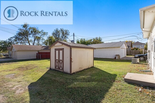 Building Photo - Recently Remodeled 3 Bed 1 Bath House